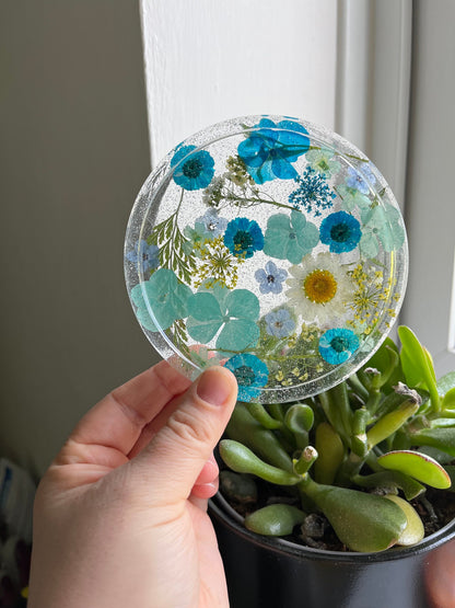 Clear Drinks Coaster with Dried flowers and Glitter with a blue theme