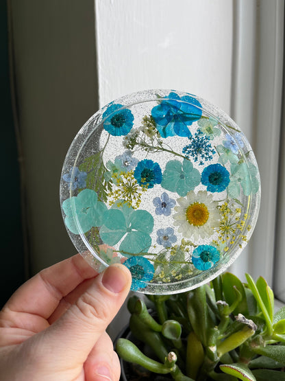 Clear Drinks Coaster with Dried flowers and Glitter with a blue theme