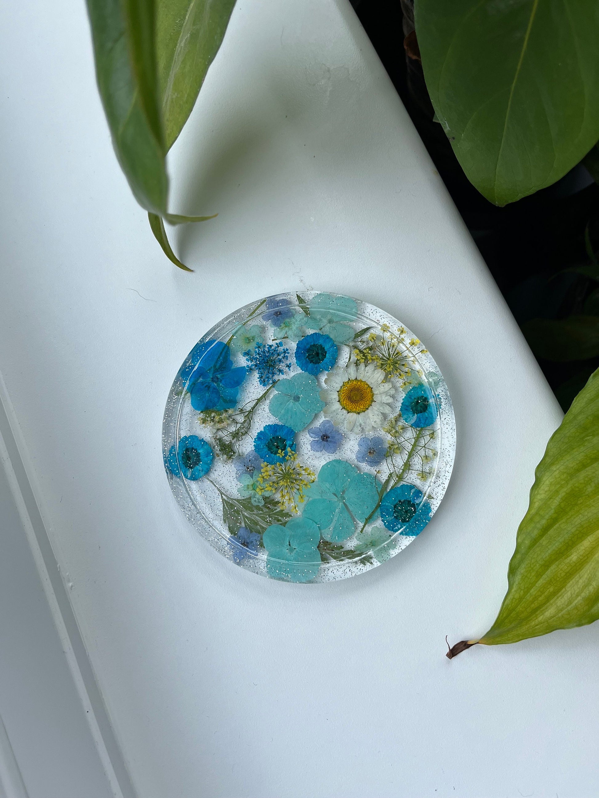 Clear Drinks Coaster with Dried flowers and Glitter with a blue theme