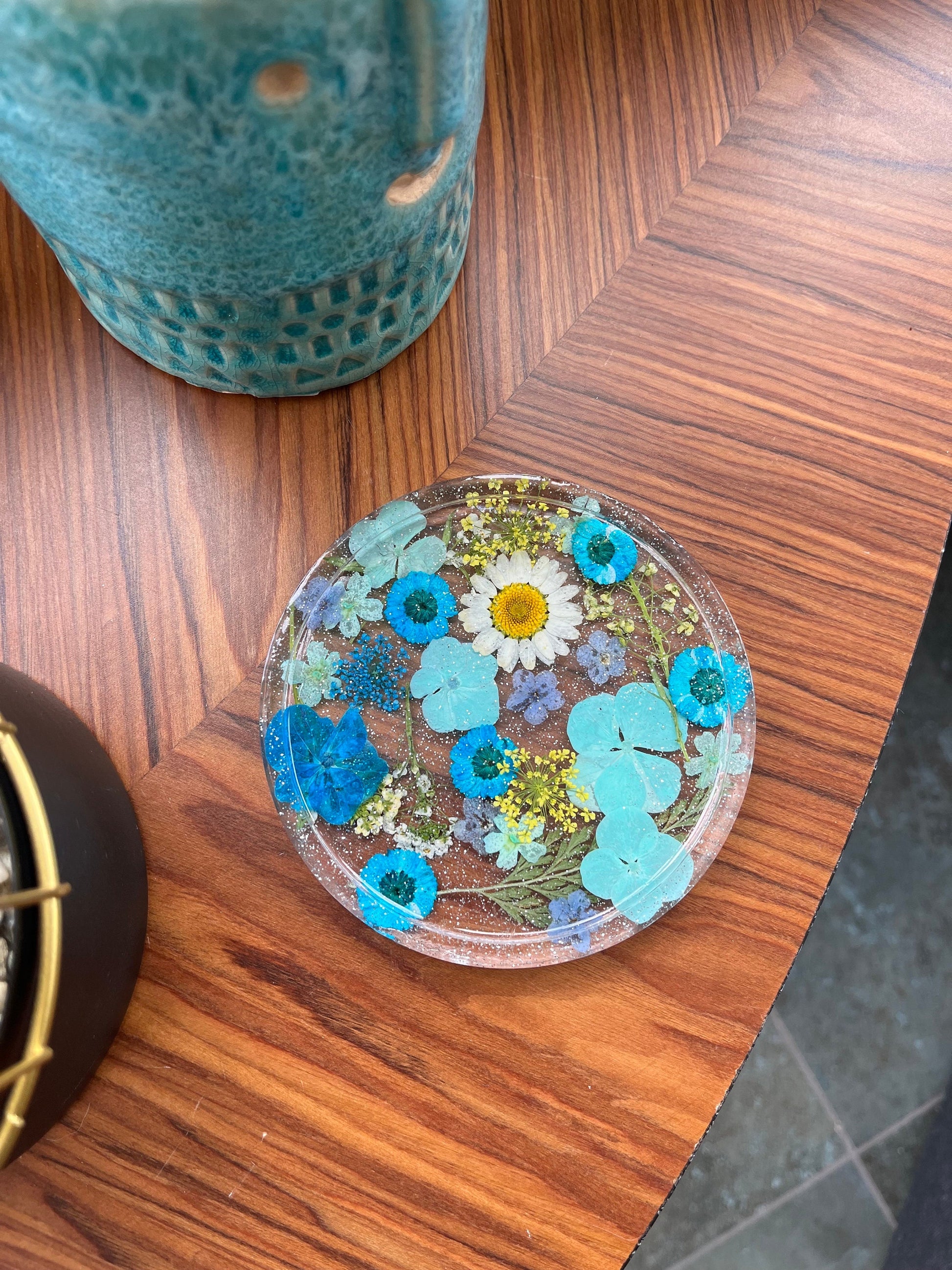 Clear Drinks Coaster with Dried flowers and Glitter with a blue theme