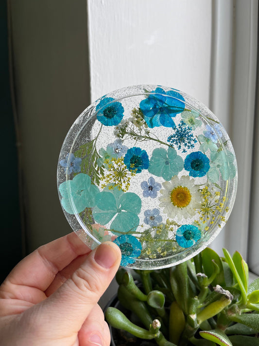 Clear Drinks Coaster with Dried flowers and Glitter with a blue theme