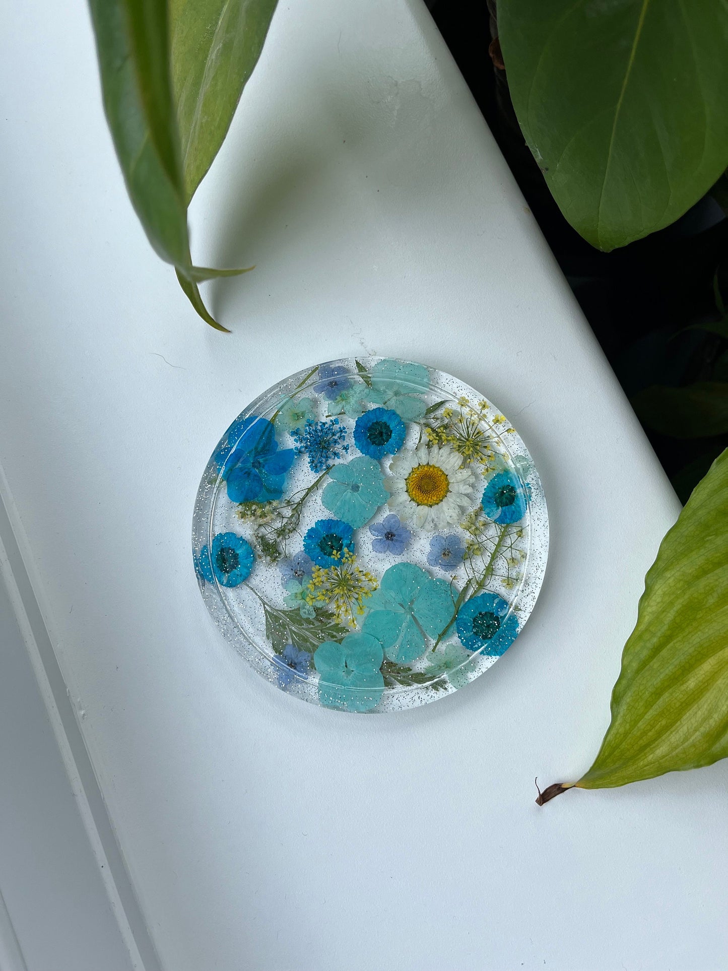 Clear Drinks Coaster with Dried flowers and Glitter with a blue theme